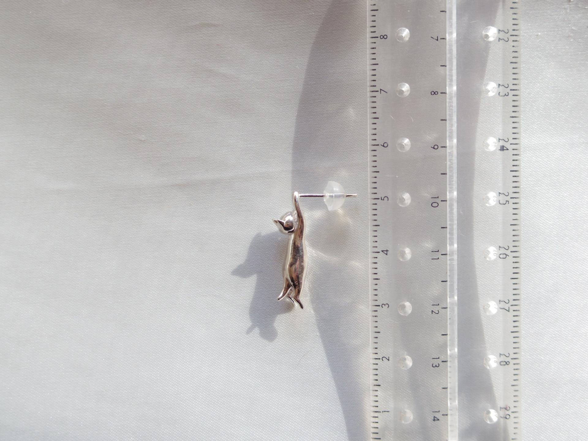 【ねこ好きさんのピアス】お耳にタッチねこピアス　片耳ピアス　SV925 シルバーピアス　CE-1