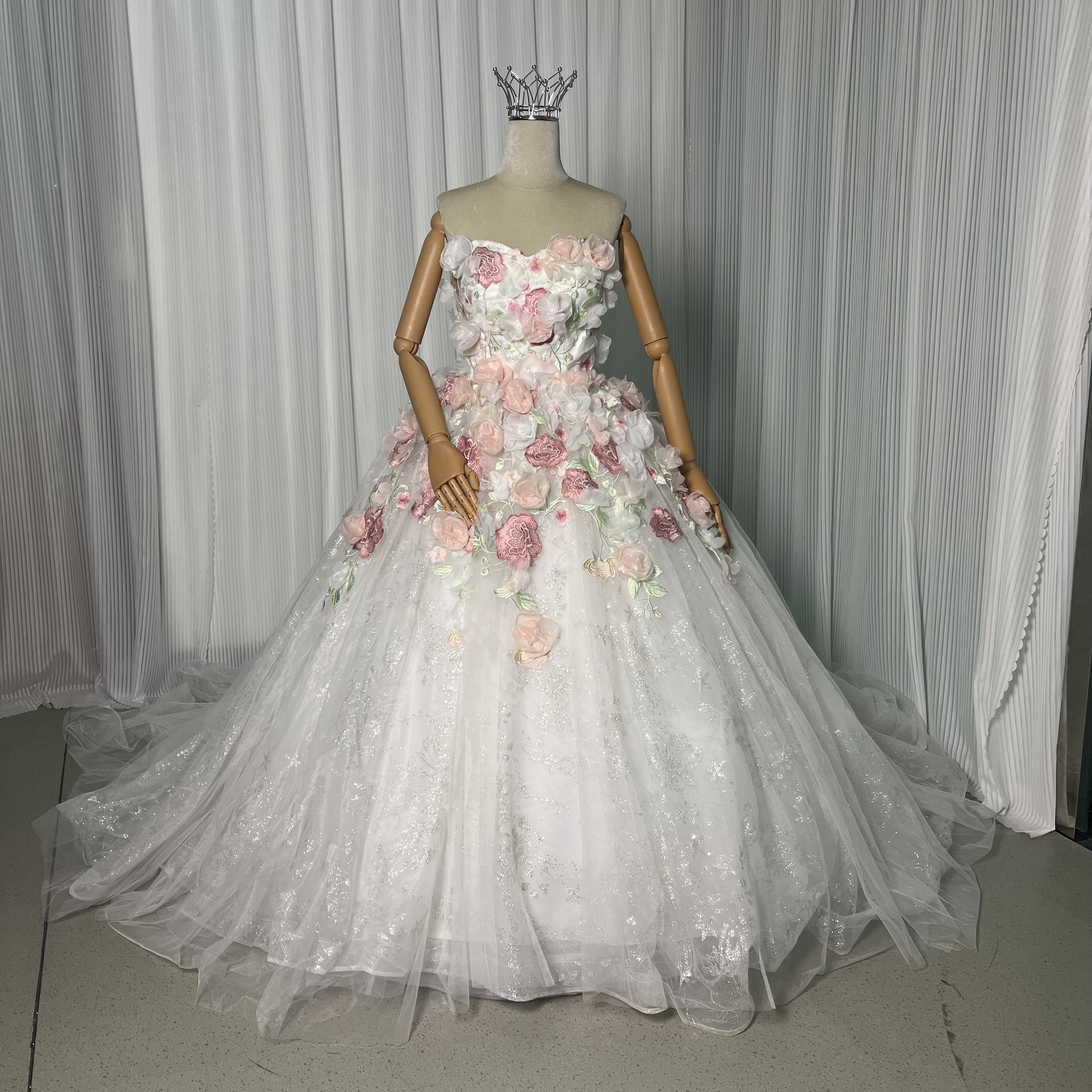 送料無料！豪華！ ウェディングドレス 憧れのドレス ベアトップ グリッタードレス 花モチーフ プリンセスライン 花嫁