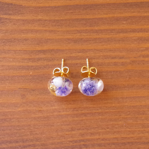 カスミソウとマザーオブパールの一粒ピアス ピアス（スタッド・一粒