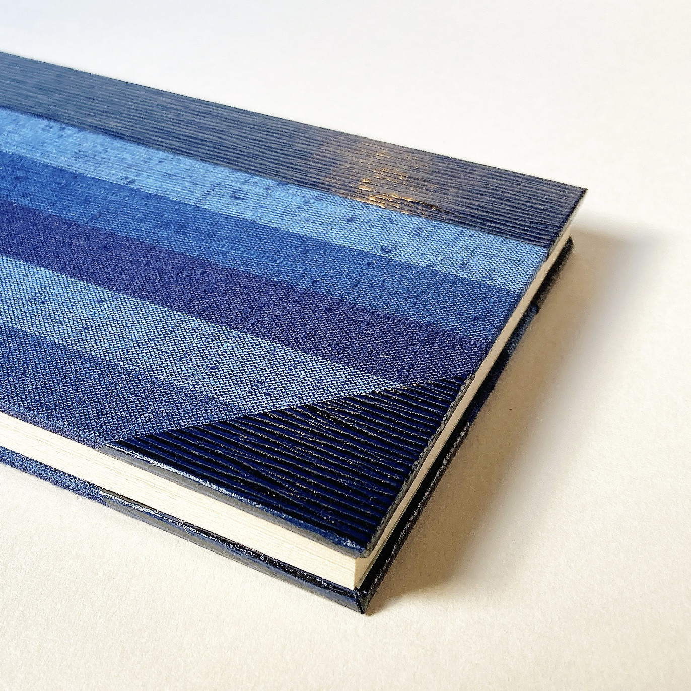 手漉き和紙の御朱印帳　松阪もめんの表紙　コーネル装仕上げ