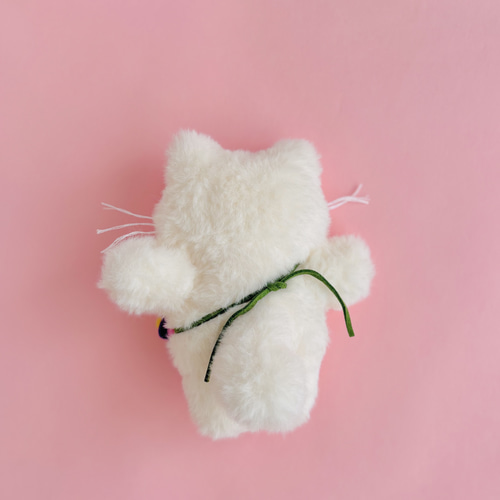 ビオラの花飾り ポシェットしたょ！ミルク色のねこちゃん♡ぬいぐるみ①ねこ ビオラの花飾り ポシェットしたょ！milk teaのねこちゃん