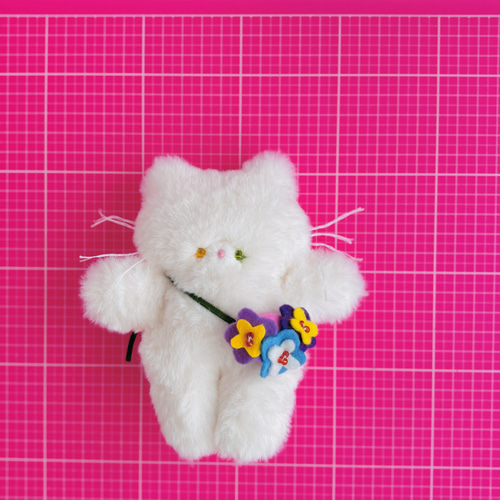 ビオラの花飾り ポシェットしたょ！ミルク色のねこちゃん♡ぬいぐるみ①ねこ ビオラの花飾り ポシェットしたょ！ミルク色のねこちゃん