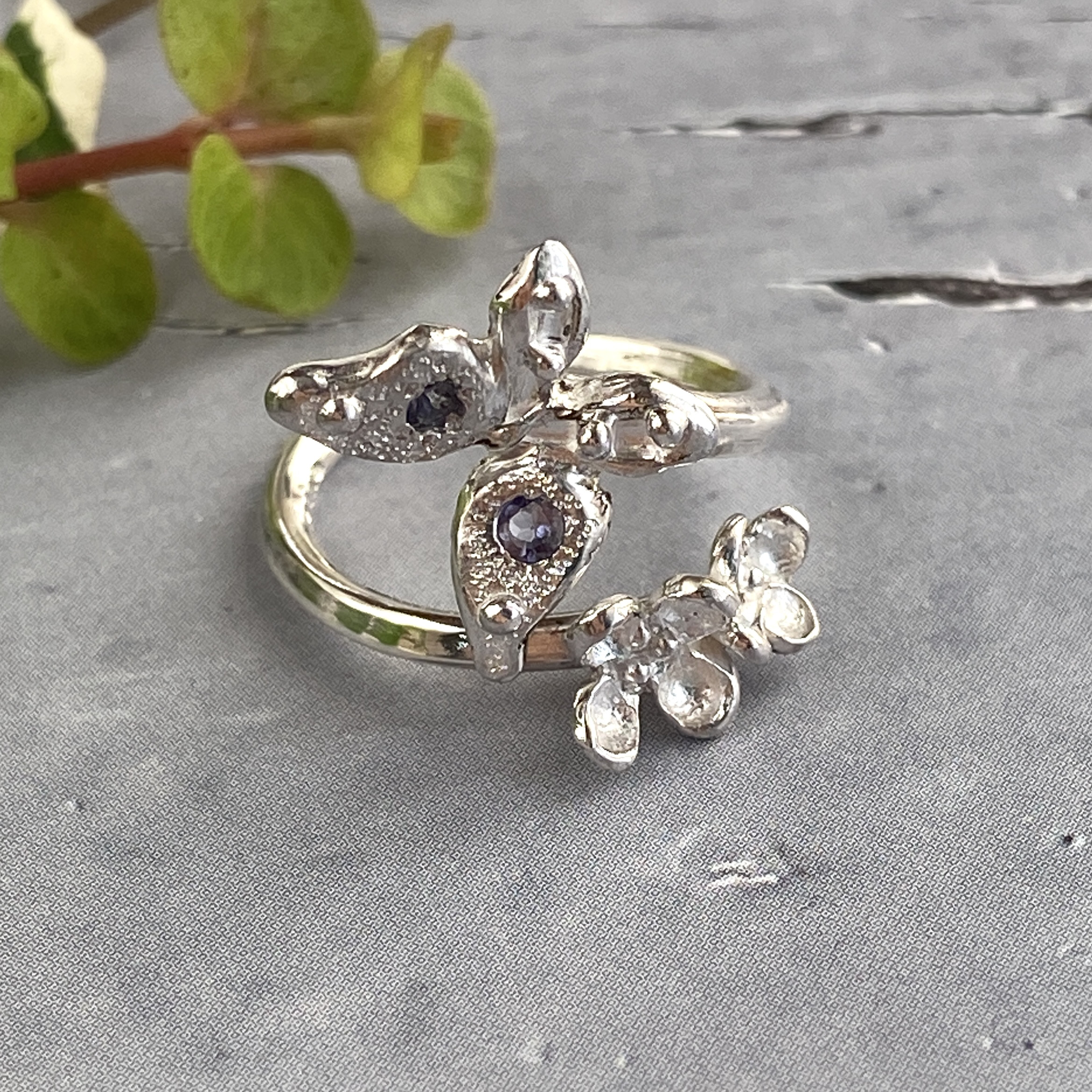 【一点物】青い蝶々と小花のフリーサイズリング（アイオライト）