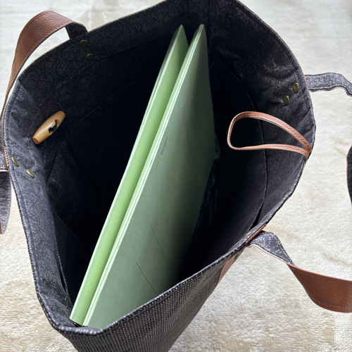 大島紬 カトレアの花 リメイク リネンコードハンドルバッグ 底赤紫紬帯地 送無】大島紬（黒灰地赤花唐草B） | iichi 日々の暮らしを