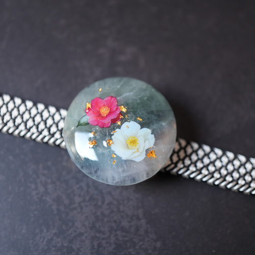 一点物）天然石蛍石（フローライト）と椿の帯留め 金箔入り ポニー
