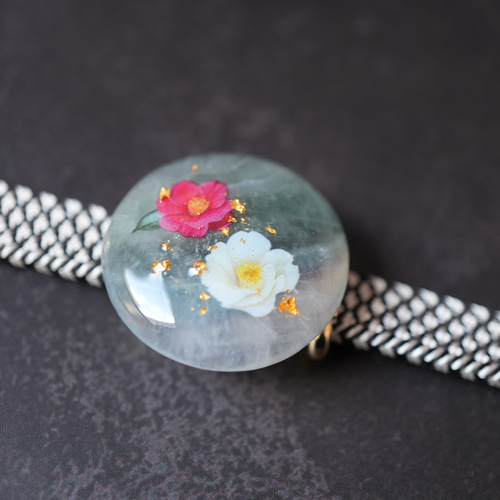 一点物）天然石蛍石（フローライト）と椿の帯留め 金箔入り ポニー