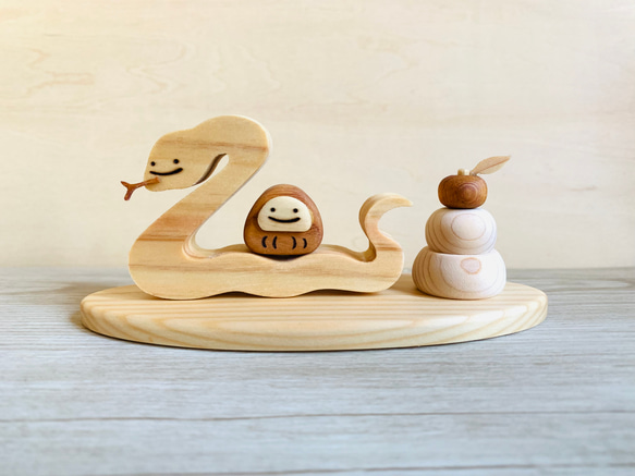 巳と木製鏡餅とだるまの置物～2025干支・干支の置物・蛇・木の鏡餅