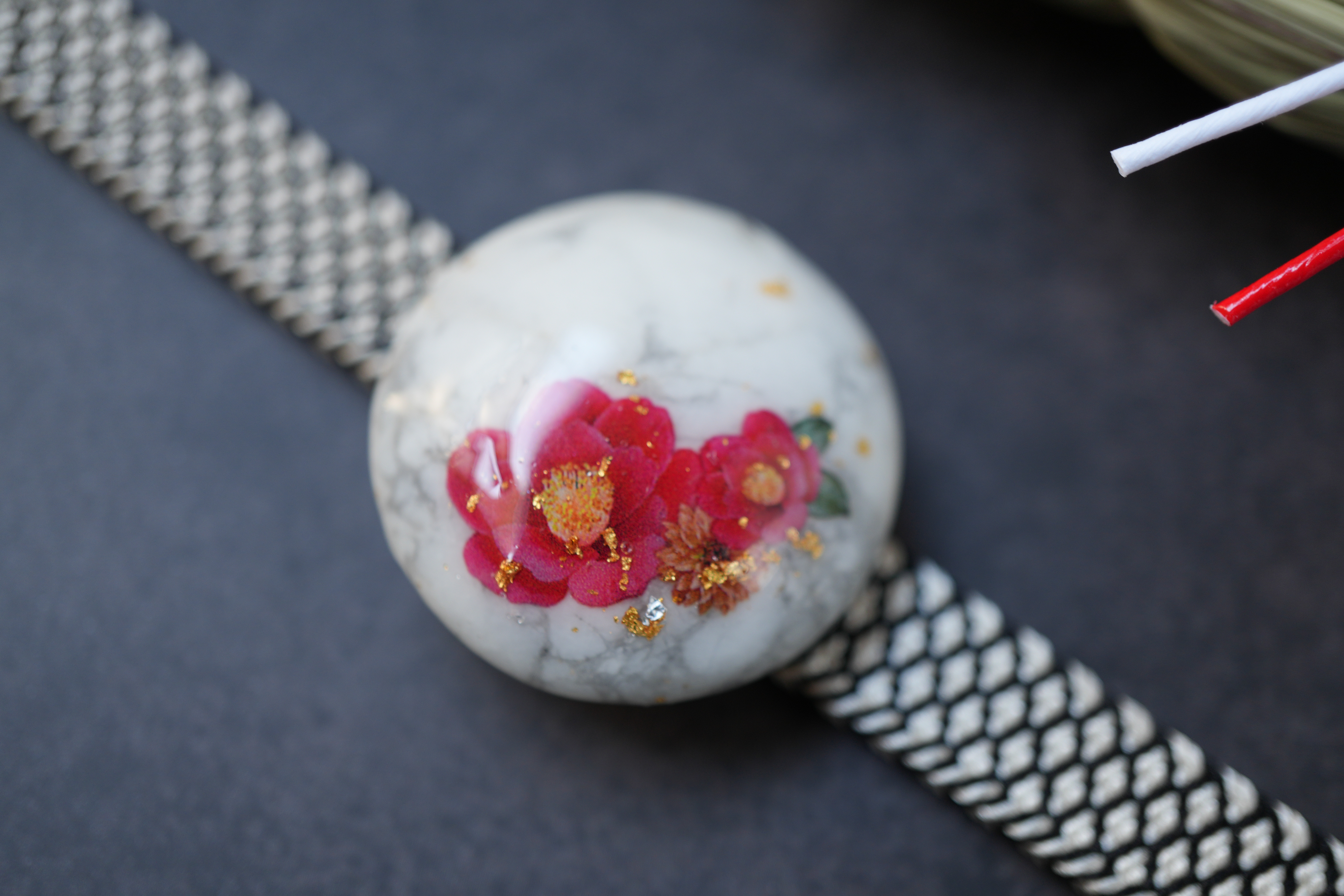 天然石ハウライトと椿の帯留め  金箔入り　ポニーフック　ブローチ　無料ラッピング