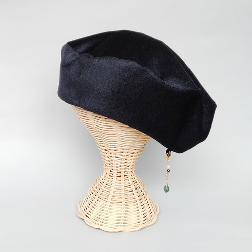 お待たせ! 黒ウールベレー帽 上品「尾州ウール」帽子 チャームが付けられる 帽子