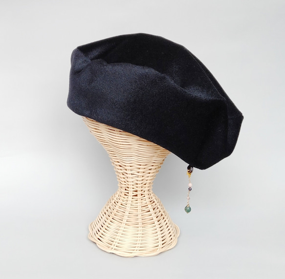 定番黒ウールベレー帽 上品「尾州ウール」帽子 チャームが付けられる
