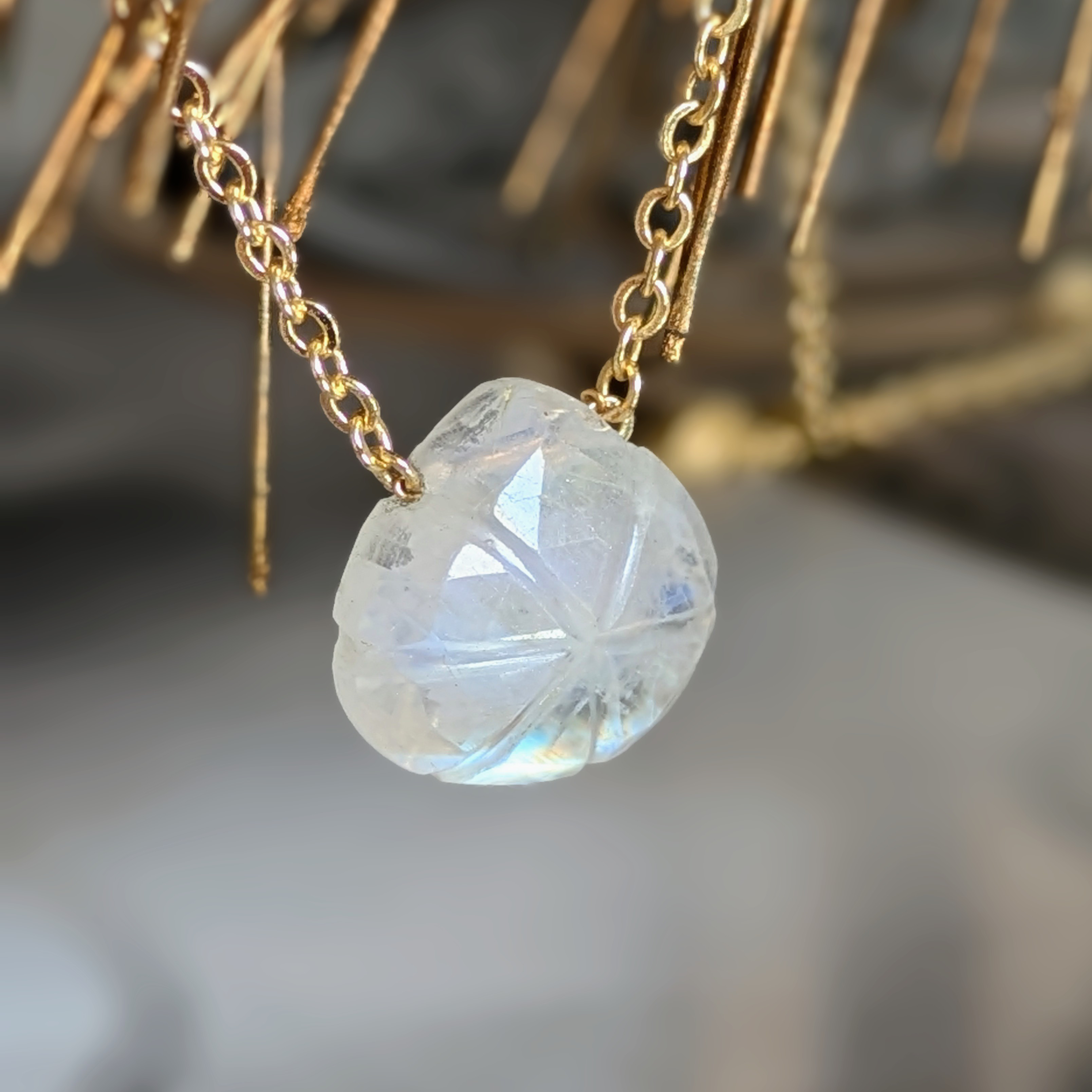 雨上がりの虹色◇宝石質レインボームーンストーンAAA クラシカルスルーネックレス14Kgf サージカルステンレス