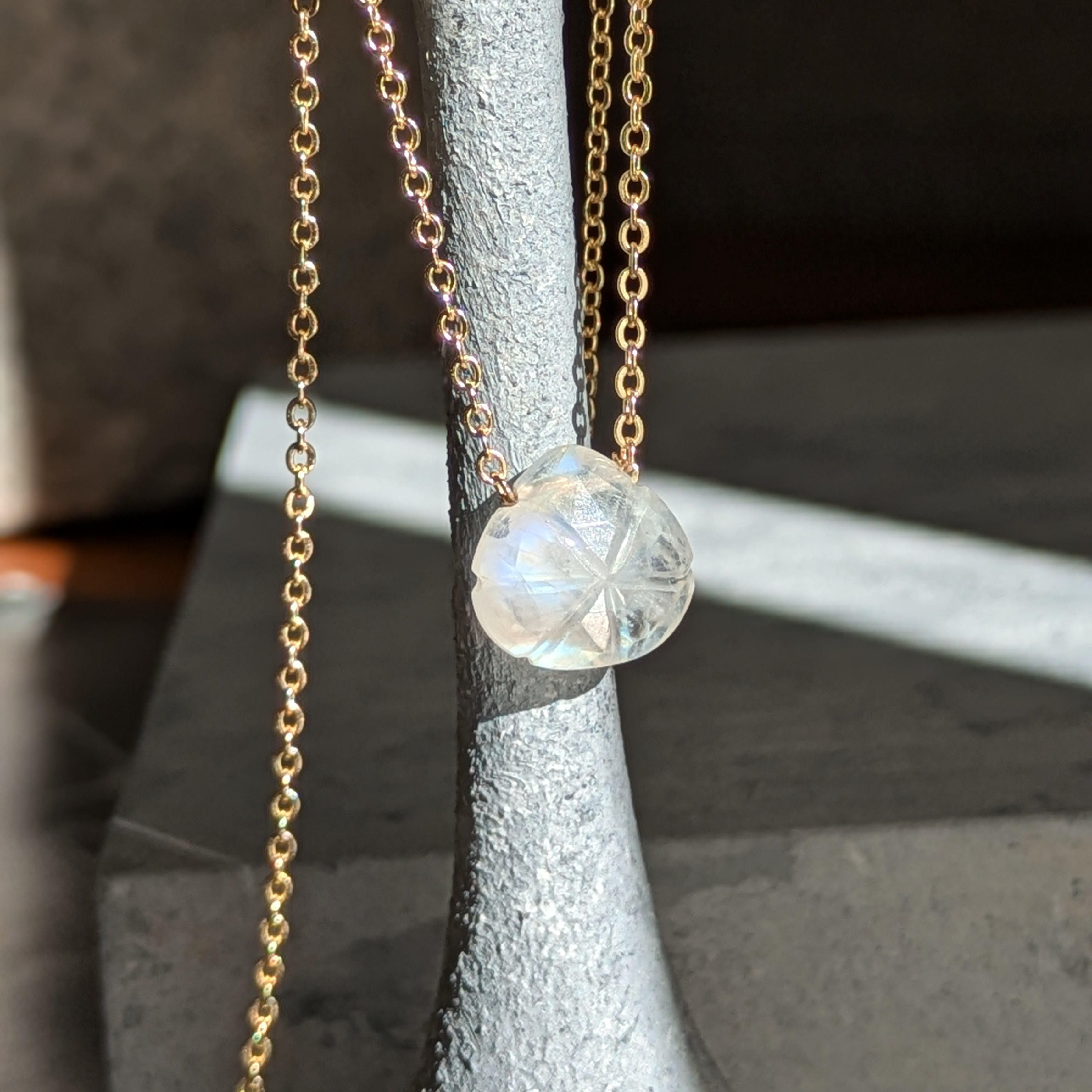 雨上がりの虹色◇宝石質レインボームーンストーンAAA クラシカルスルーネックレス14Kgf サージカルステンレス