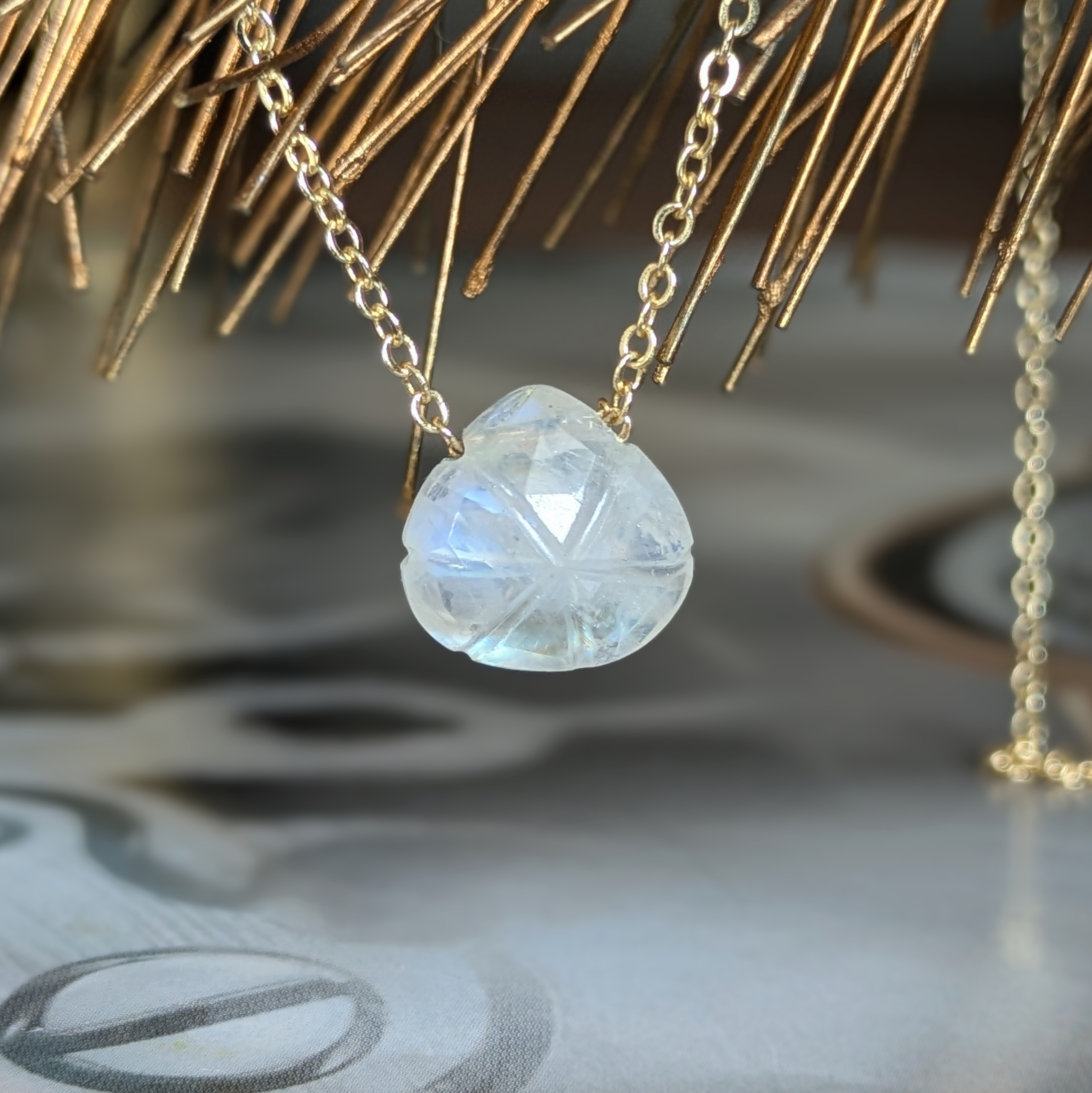 雨上がりの虹色◇宝石質レインボームーンストーンAAA クラシカルスルーネックレス14Kgf サージカルステンレス