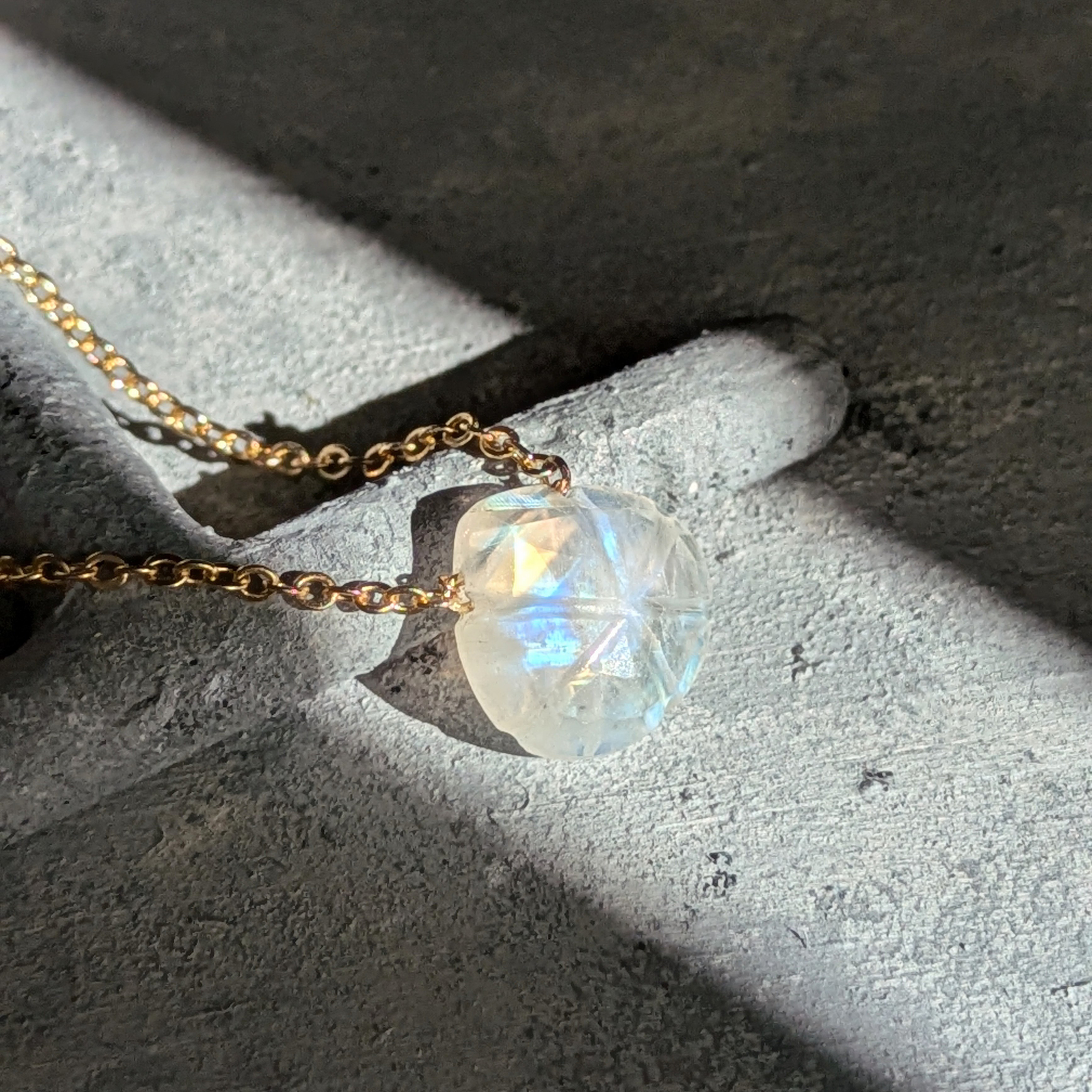 雨上がりの虹色◇宝石質レインボームーンストーンAAA クラシカルスルーネックレス14Kgf サージカルステンレス