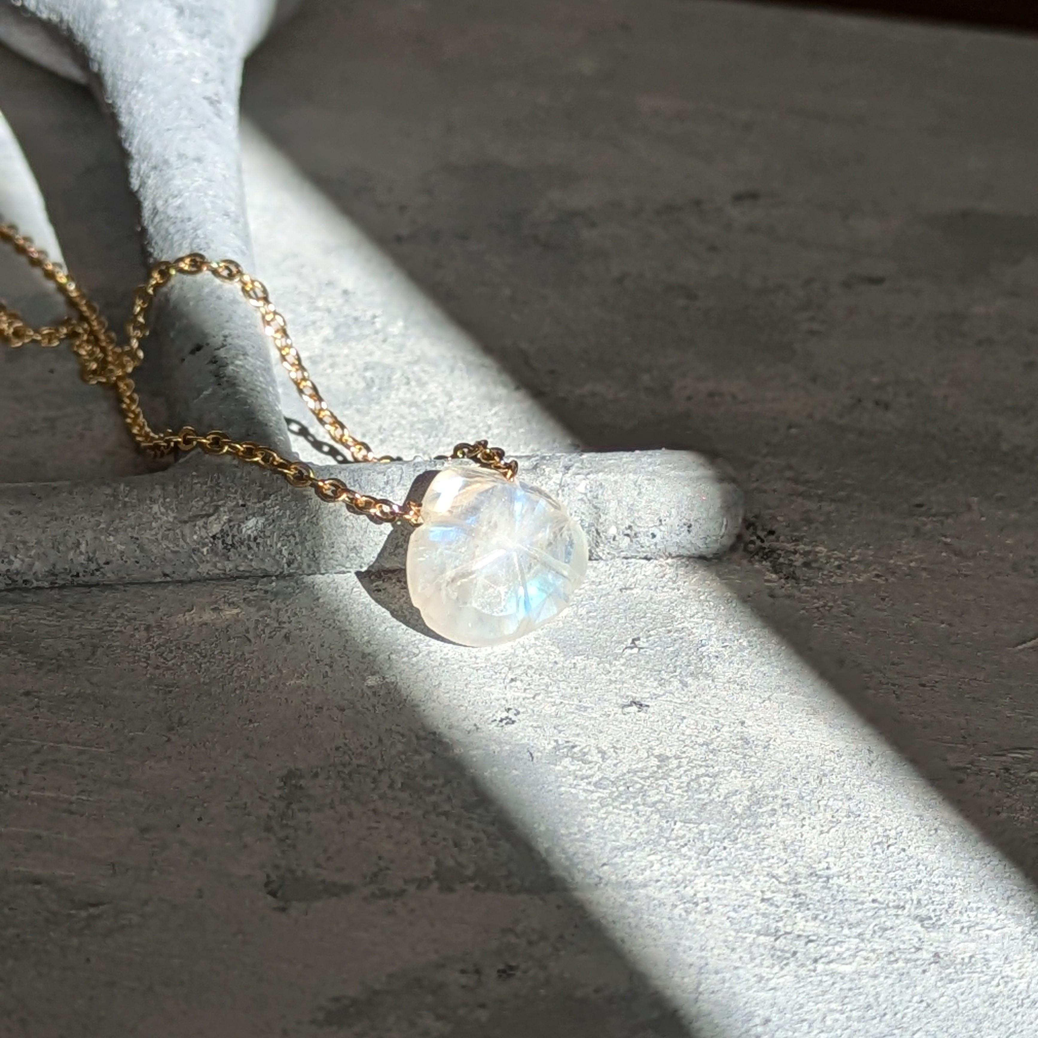 雨上がりの虹色◇宝石質レインボームーンストーンAAA クラシカルスルーネックレス14Kgf サージカルステンレス