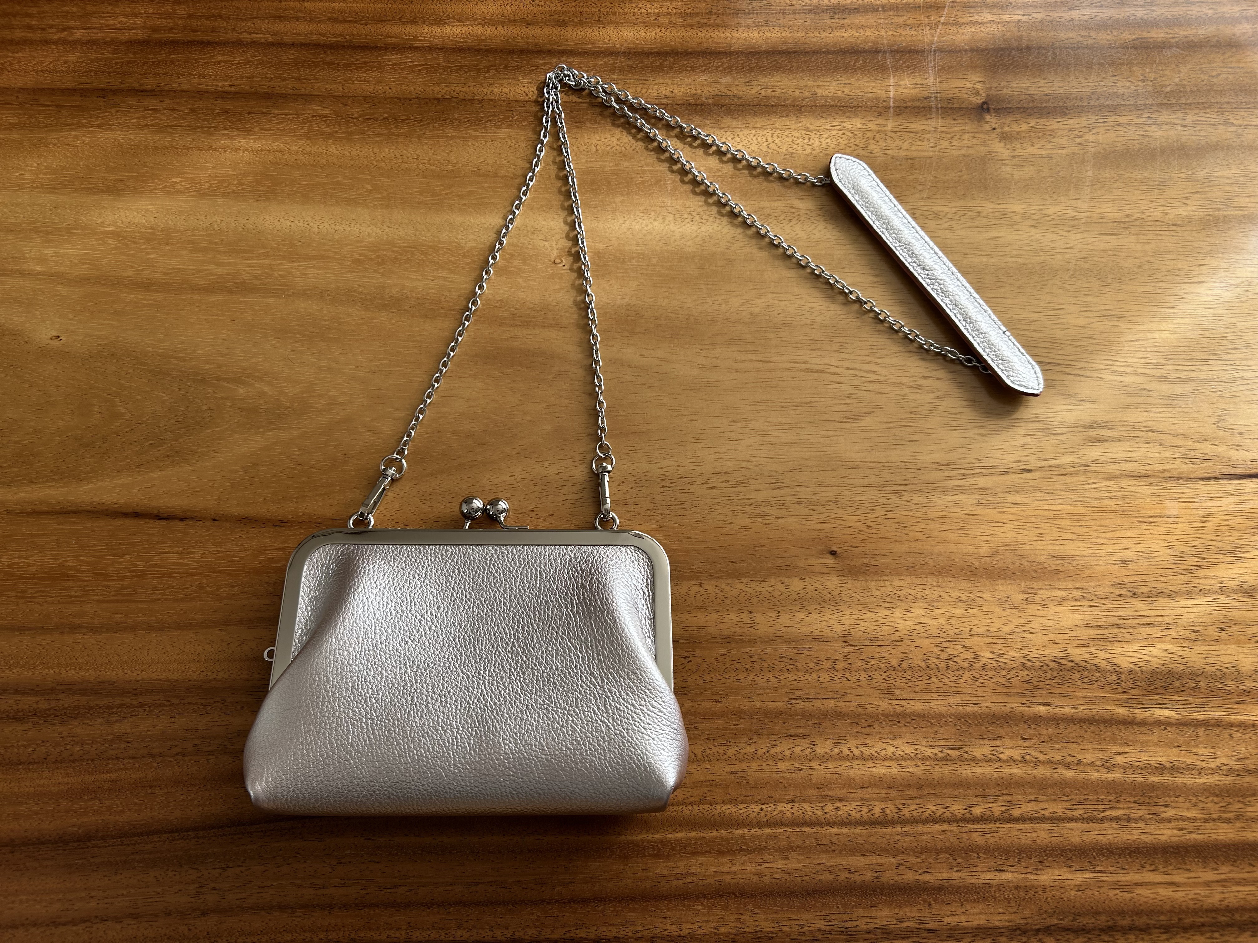 横長タイプ　スマホがすっぽり入る がま口革バッグ（シルバー）