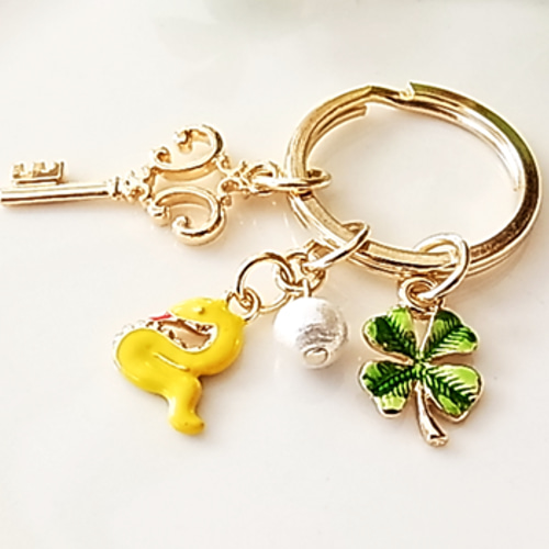 natsuさまオーダー＊白蛇御守り＊五つ葉のクローバー❷キーホルダー natsuさまオーダー＊白蛇御守り＊五つ葉のクローバー➁