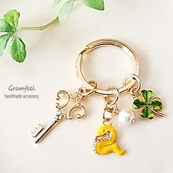 ヘビと四つ葉クローバーの 干支キーホルダー＊コットンパール付