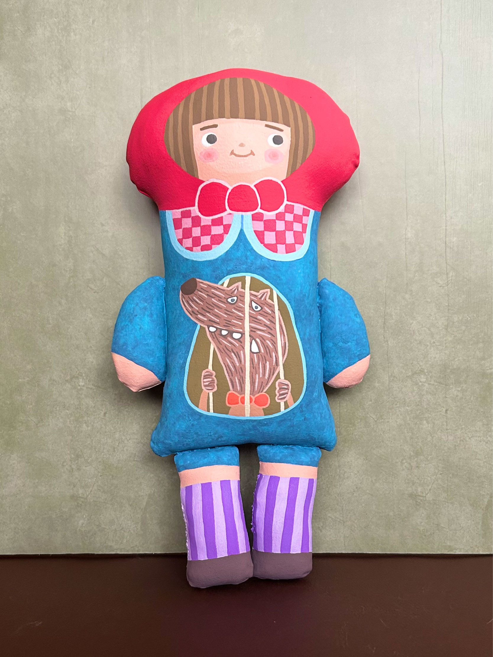 童話「赤ずきん」の中くらいのぬいぐるみ。絵の具（アクリル）で着色。かわいい一点物