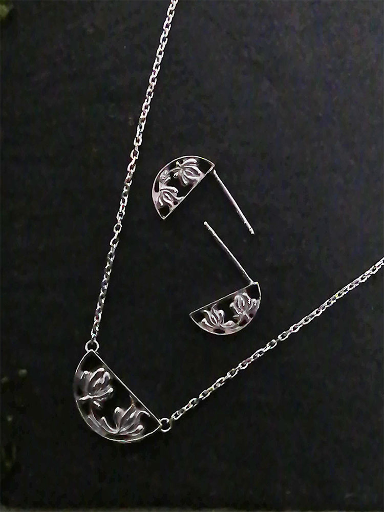 Creema限定福袋早割【送料無料】刺繍モチーフ半円ネックレス＋ピアス(SV925)