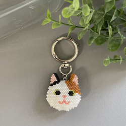 ビーズで編んだ にゃんにゃん キーリング ミケネコ 三毛猫