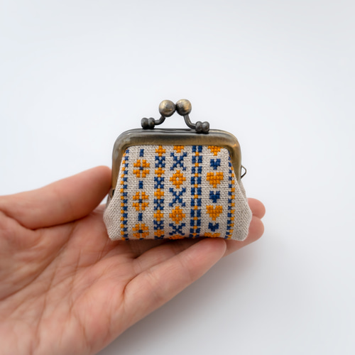 オレンジ｜ボーダー刺繍のリネンミニがま口ポーチ（SS）｜全面手刺繍