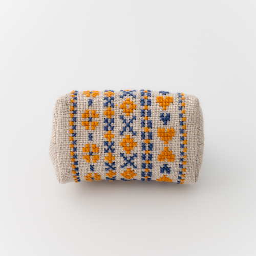 オレンジ｜ボーダー刺繍のリネンミニがま口ポーチ（SS）｜全面手刺繍