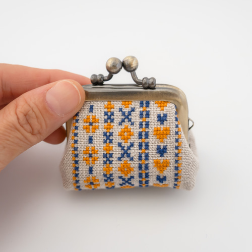 オレンジ｜ボーダー刺繍のリネンミニがま口ポーチ（SS）｜全面手刺繍