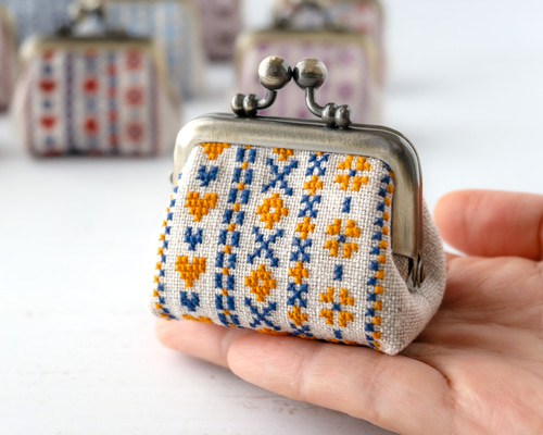 刺繍がま口ポーチバッグ　くすみカラーのガーデン　ハンドメイド オレンジ｜ボーダー刺繍のリネンミニがま口ポーチ（SS）｜全面手刺繍