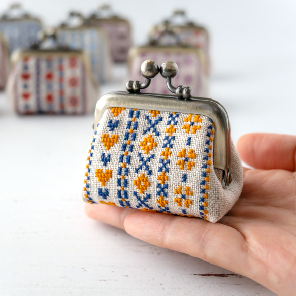 刺繍　がま口 オレンジ｜ボーダー刺繍のリネンミニがま口ポーチ（SS）｜全面手刺繍