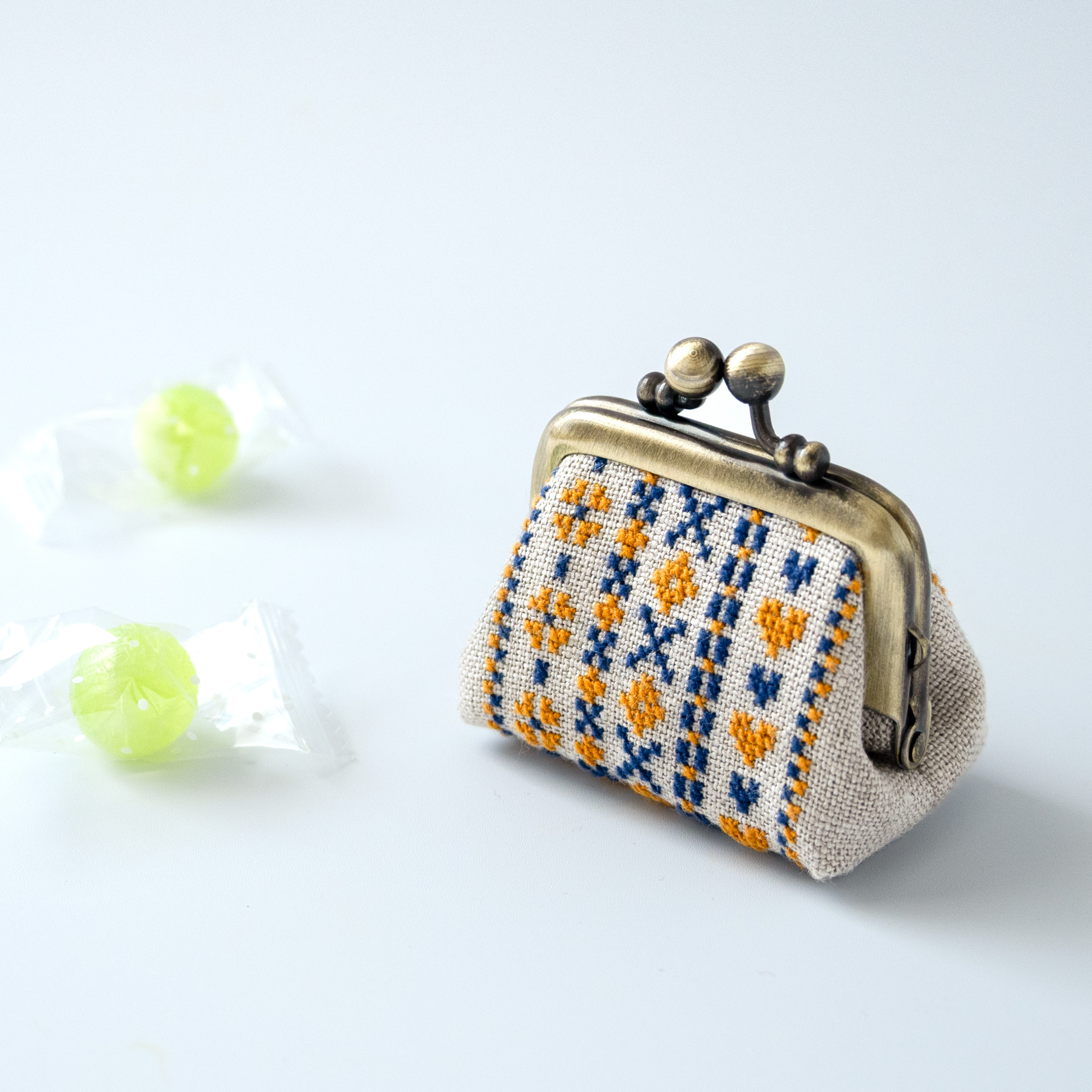 ボーダー刺繍のリネンミニがま口ポーチ（SS）｜クロスステッチ