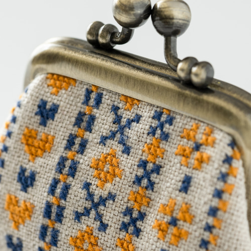 オレンジ｜ボーダー刺繍のリネンミニがま口ポーチ（SS）｜全面手刺繍