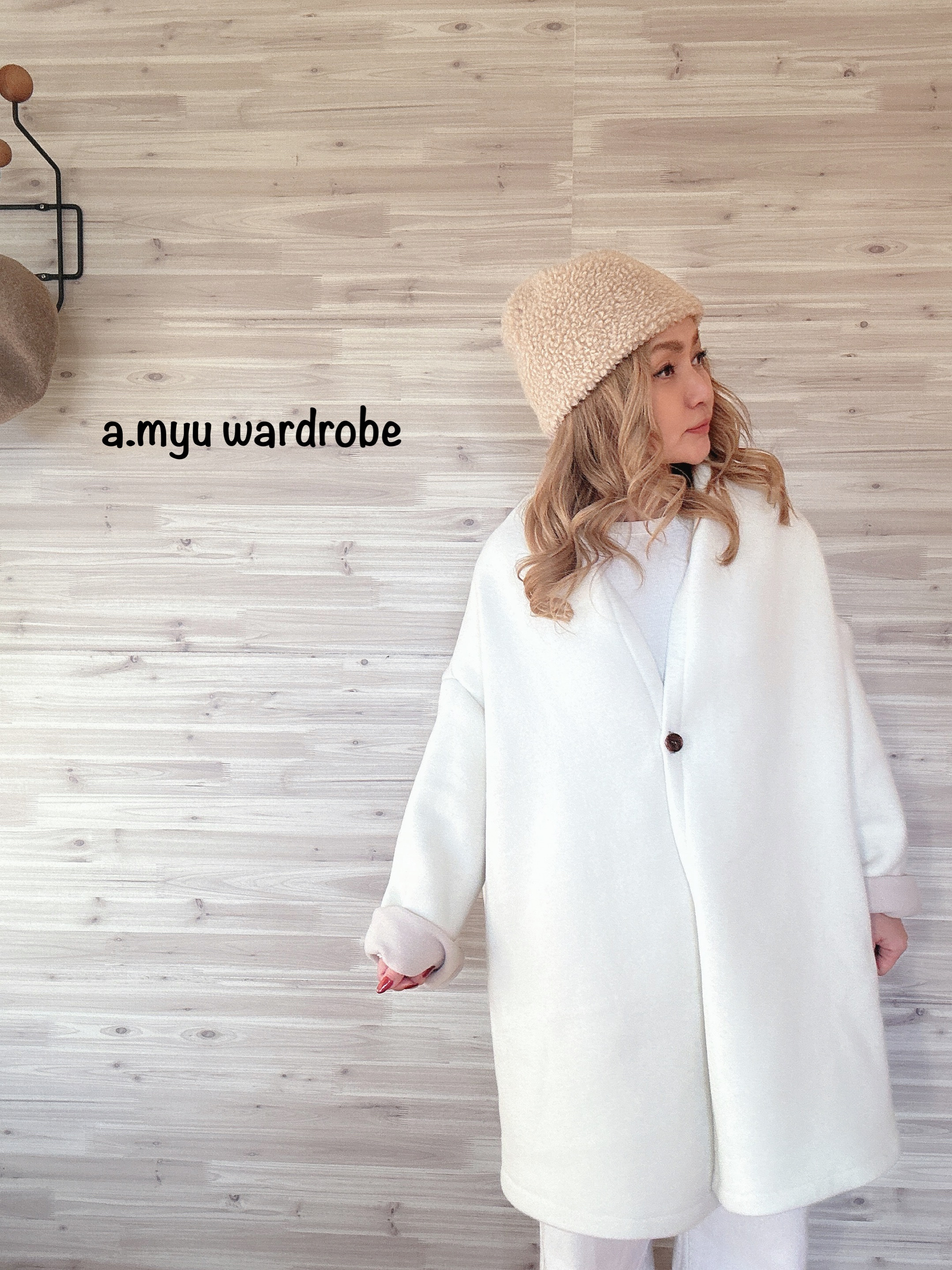 a.myu 冬から春へ　woolストールカーディガン　白✖️ベージュ