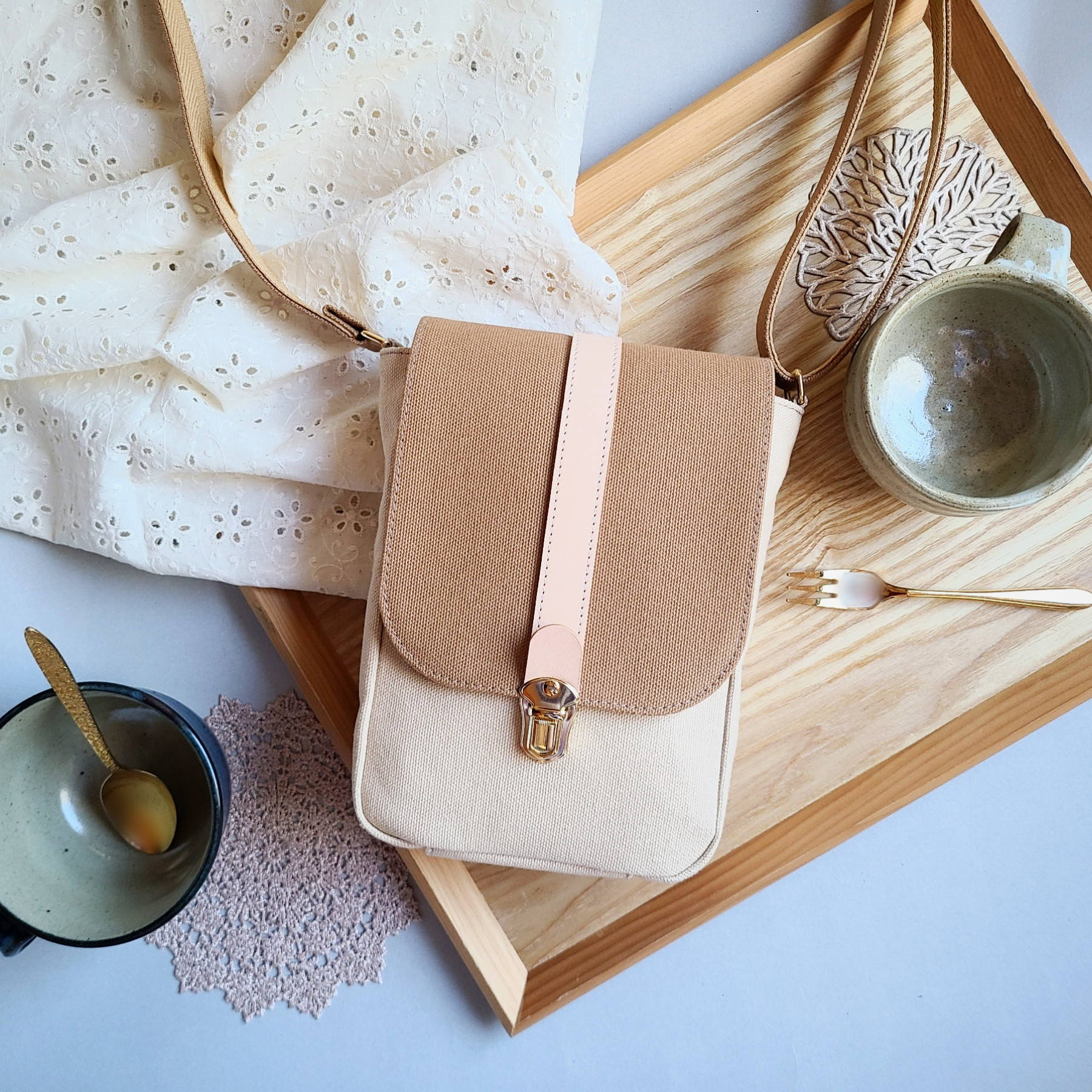 倉敷帆布の縦型ポシェット〈カフェオレ〉