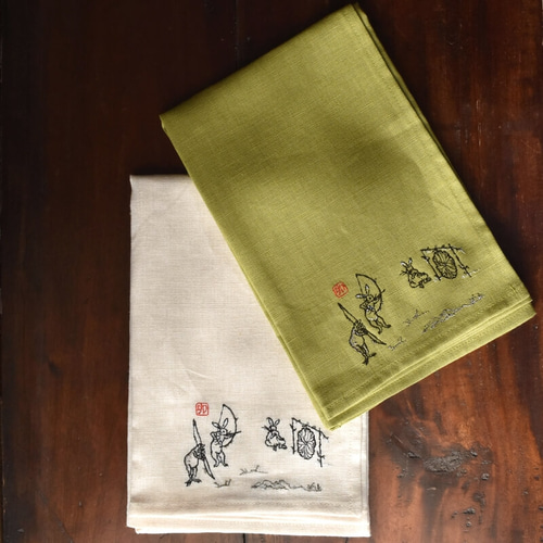 鳥獣戯画の刺繍_麻トーション[射的_的を射るうさぎとカエル] テーブル