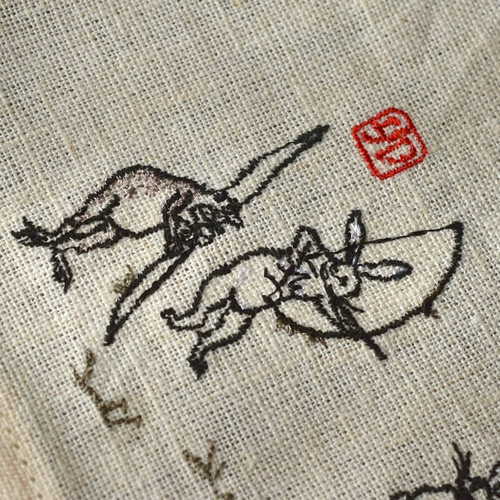 鳥獣戯画の刺繍_麻トーション[射的_的を射るうさぎとカエル] テーブル