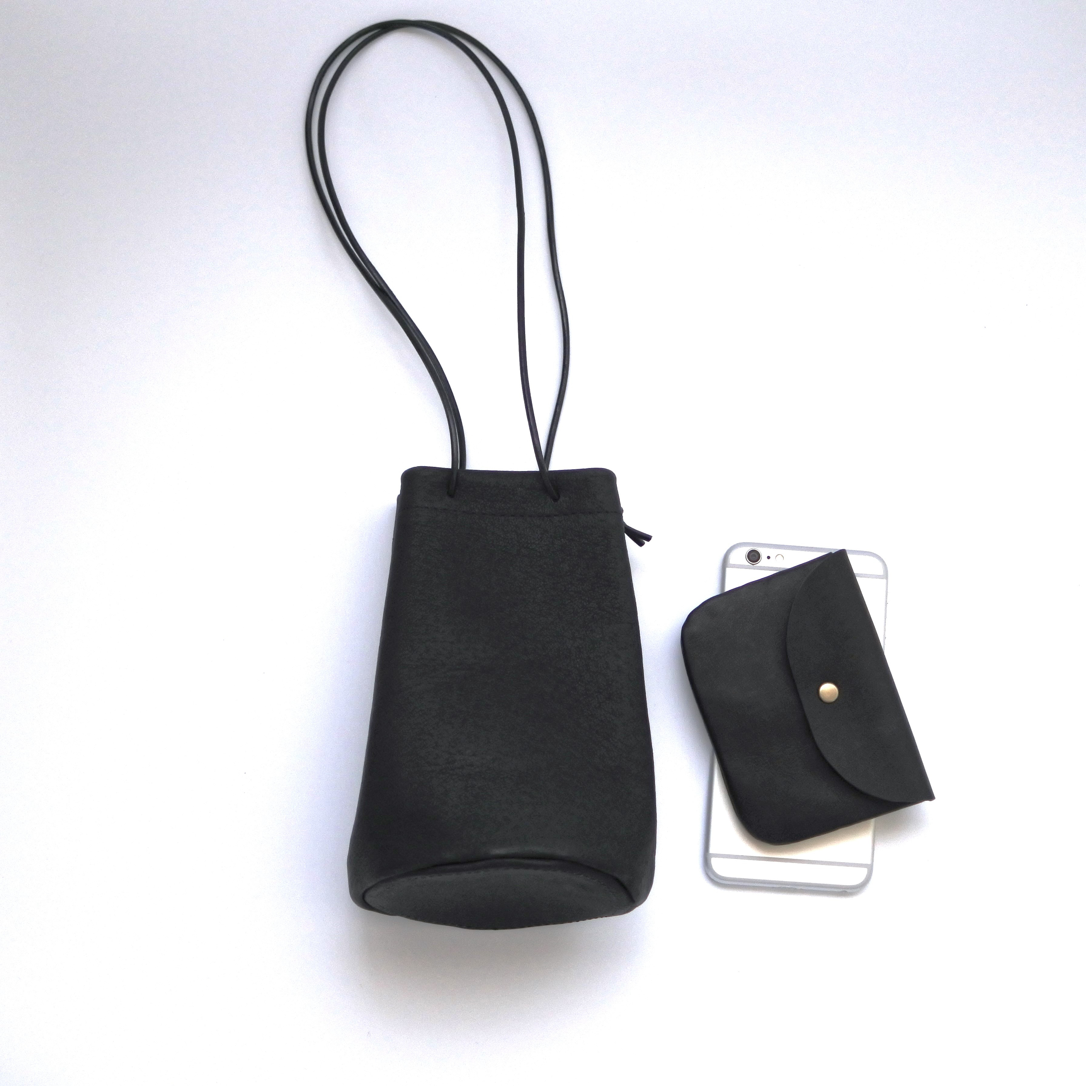 やさしい革の小さい巾着（ブラック）