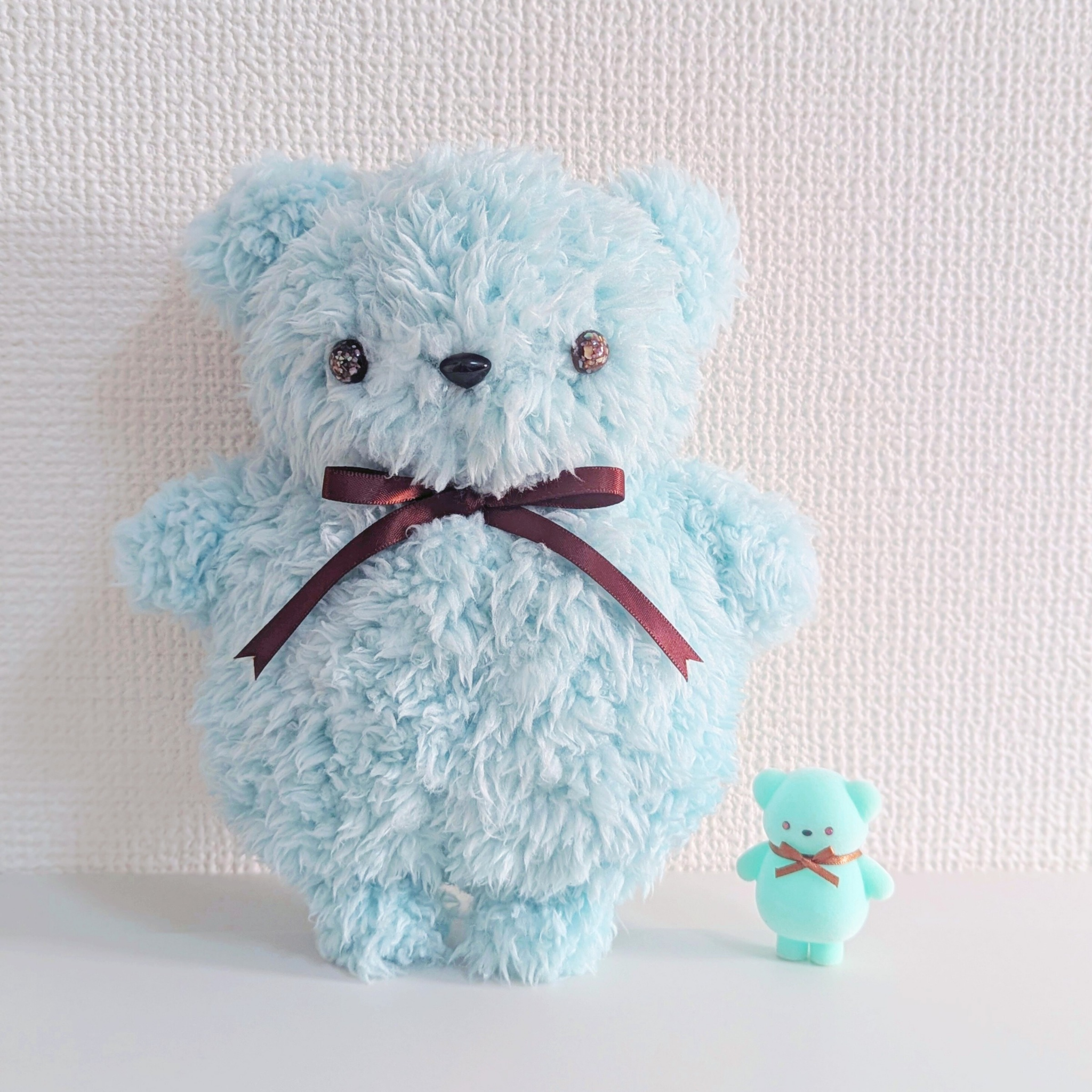 チョコミントカラー　サメぬいぐるみ 茶色のマフラー付き