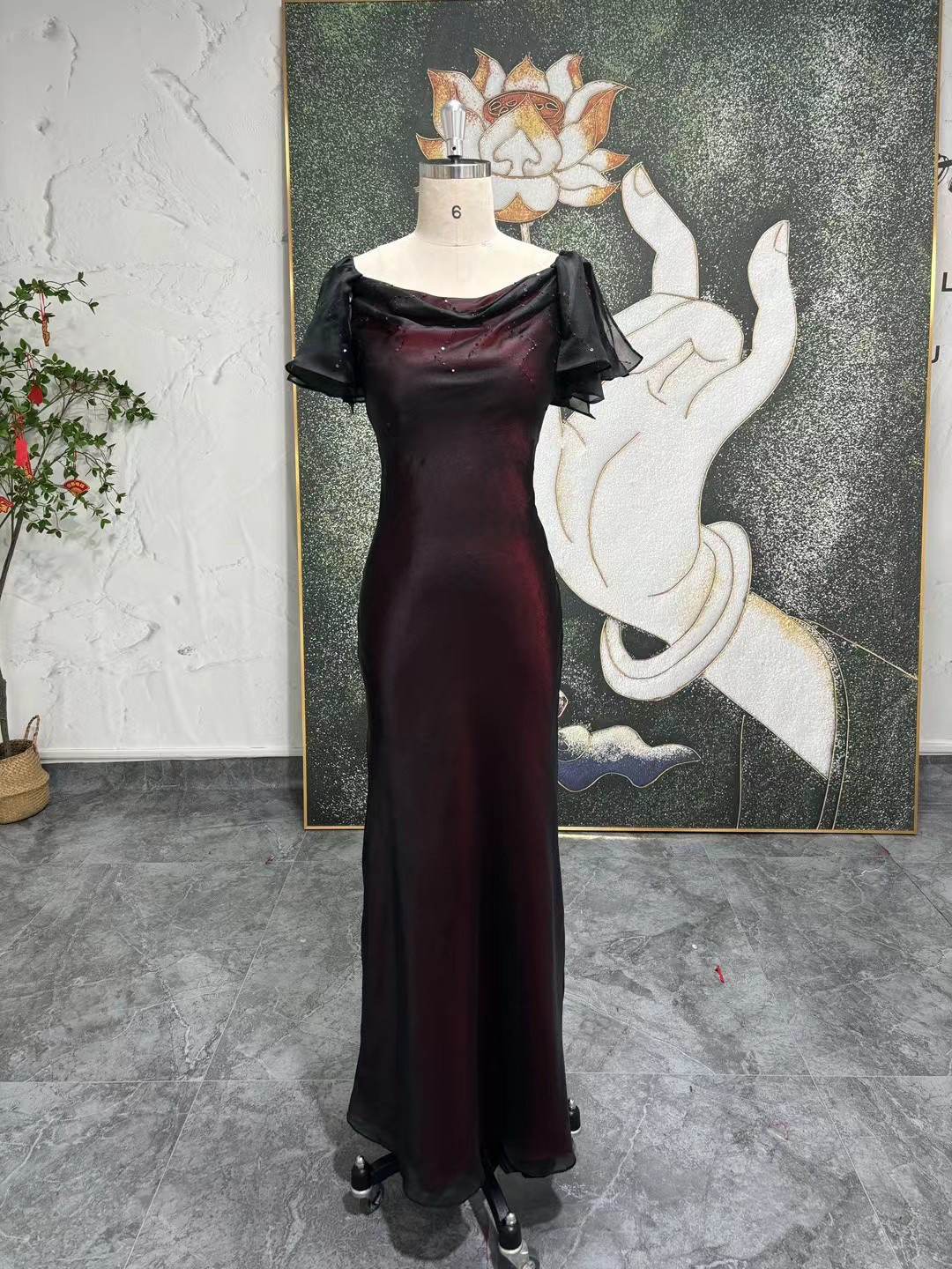 かっこいい　おんぶれ　グラデーション　ボルドー/ブラック　袖あり　上品　上質なドレス　カラードレス前撮りパーティードレス