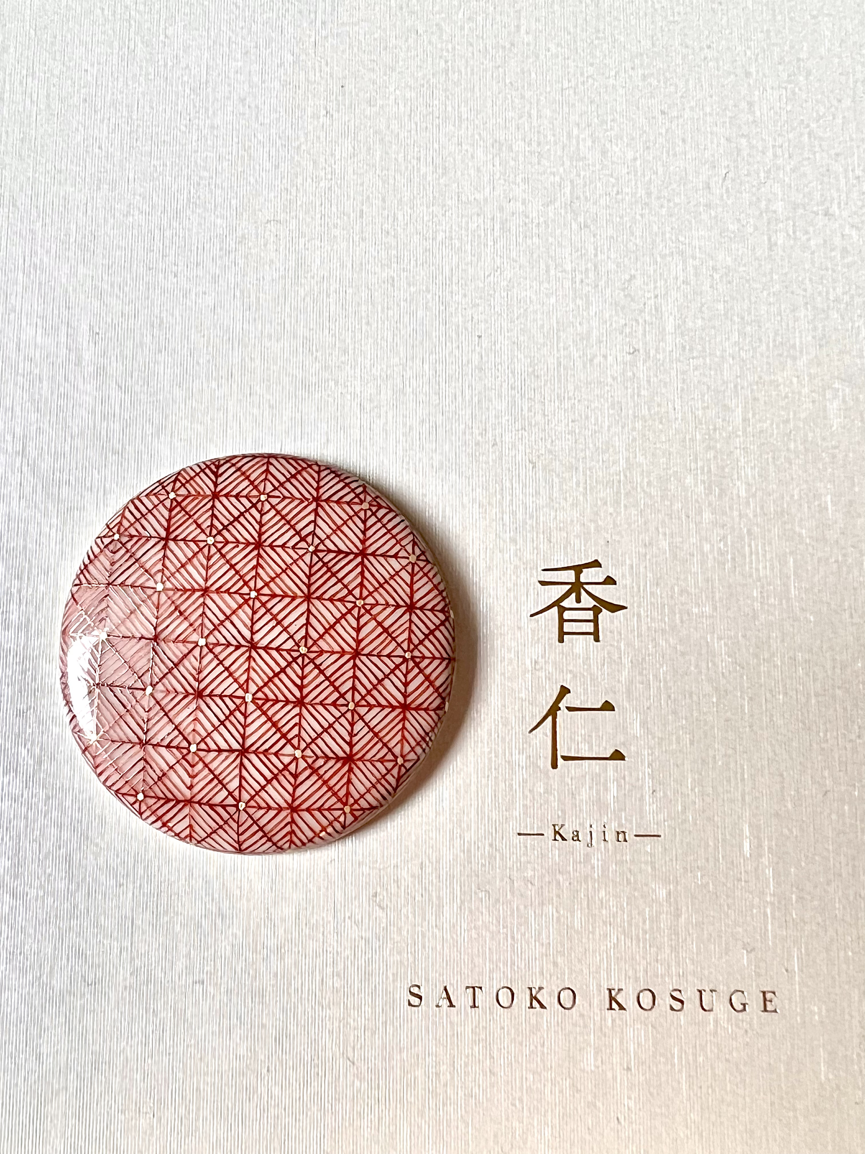 赤絵細描の帯留