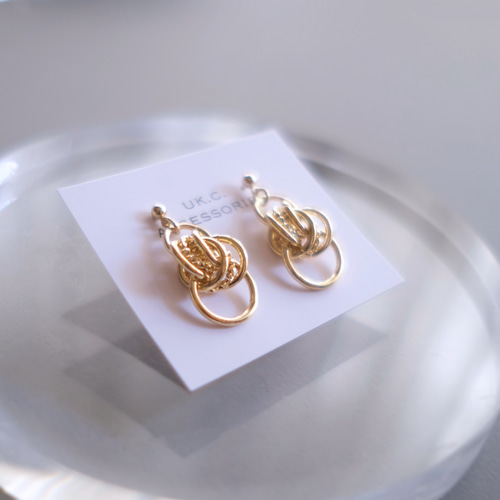 ピアス ゴールド ノットリング 大ぶり シンプル 揺れる 金属アレルギー