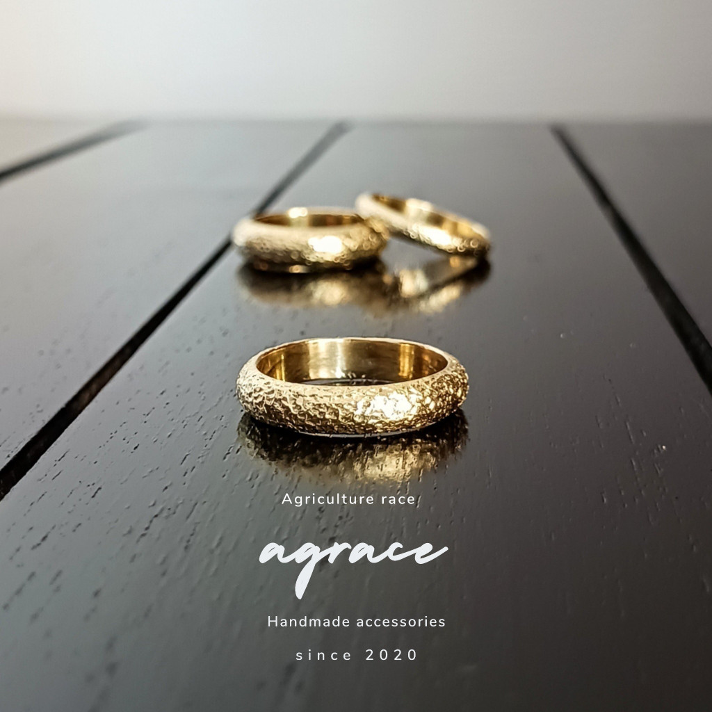 【4㎜幅】夕焼けに染まる水面（みなも）キラキラ 槌目 甲丸 真鍮リング