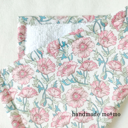 ハンドメイドガーゼハンカチ　リバティ（ドーセットローズ）ピンク×ネイビー ハンドメイドガーゼハンカチ リバティ（ドーセットローズ）ピンク×ネイビー