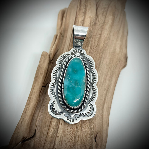 キングマンターコイズペンダント　インディアンジュエリーテイストネックレス ターコイズペンダント キングマン By Kevin Ramone
