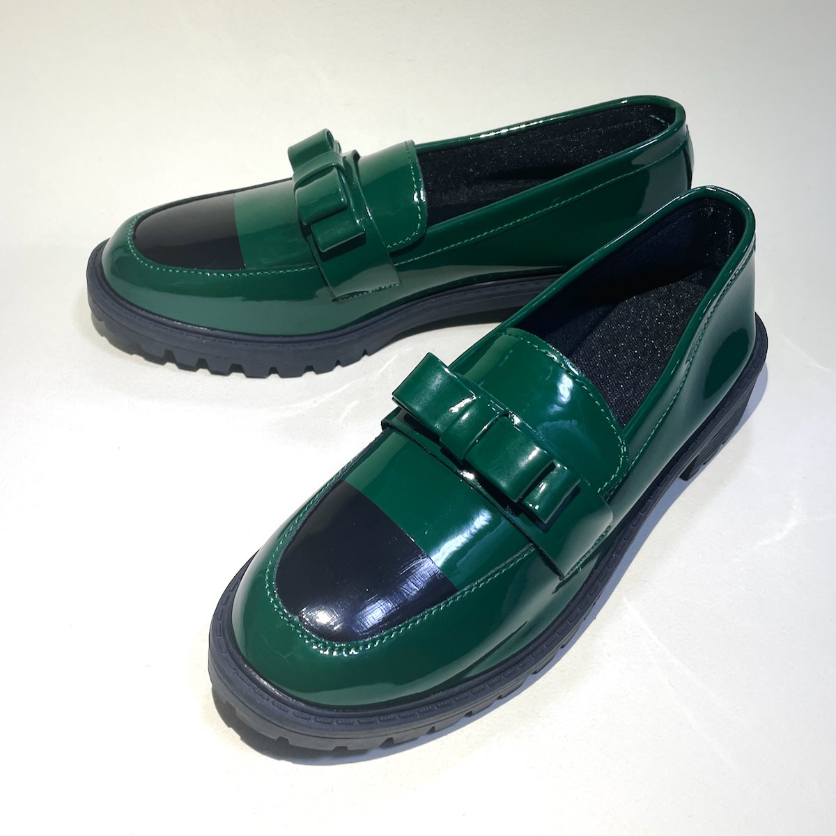 ダブルリボンが可愛いバイカラーローファー (グリーン×エナメルブラック) 23.0cm〜26.5cm