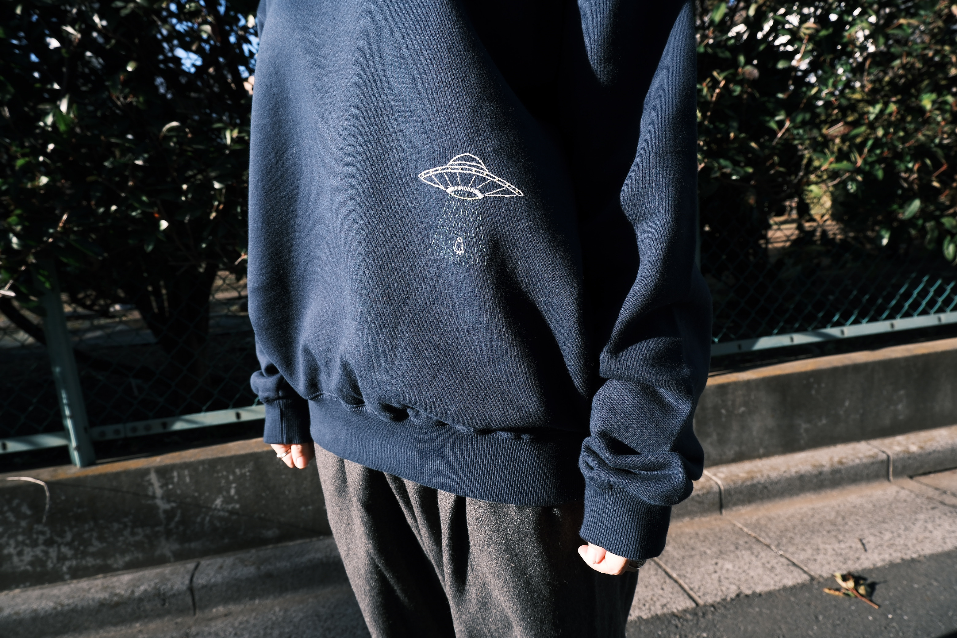"UFOとゴースト"  手刺繍 スウェット・トレーナー (フーディへ変更可) ネイビー 受注制作