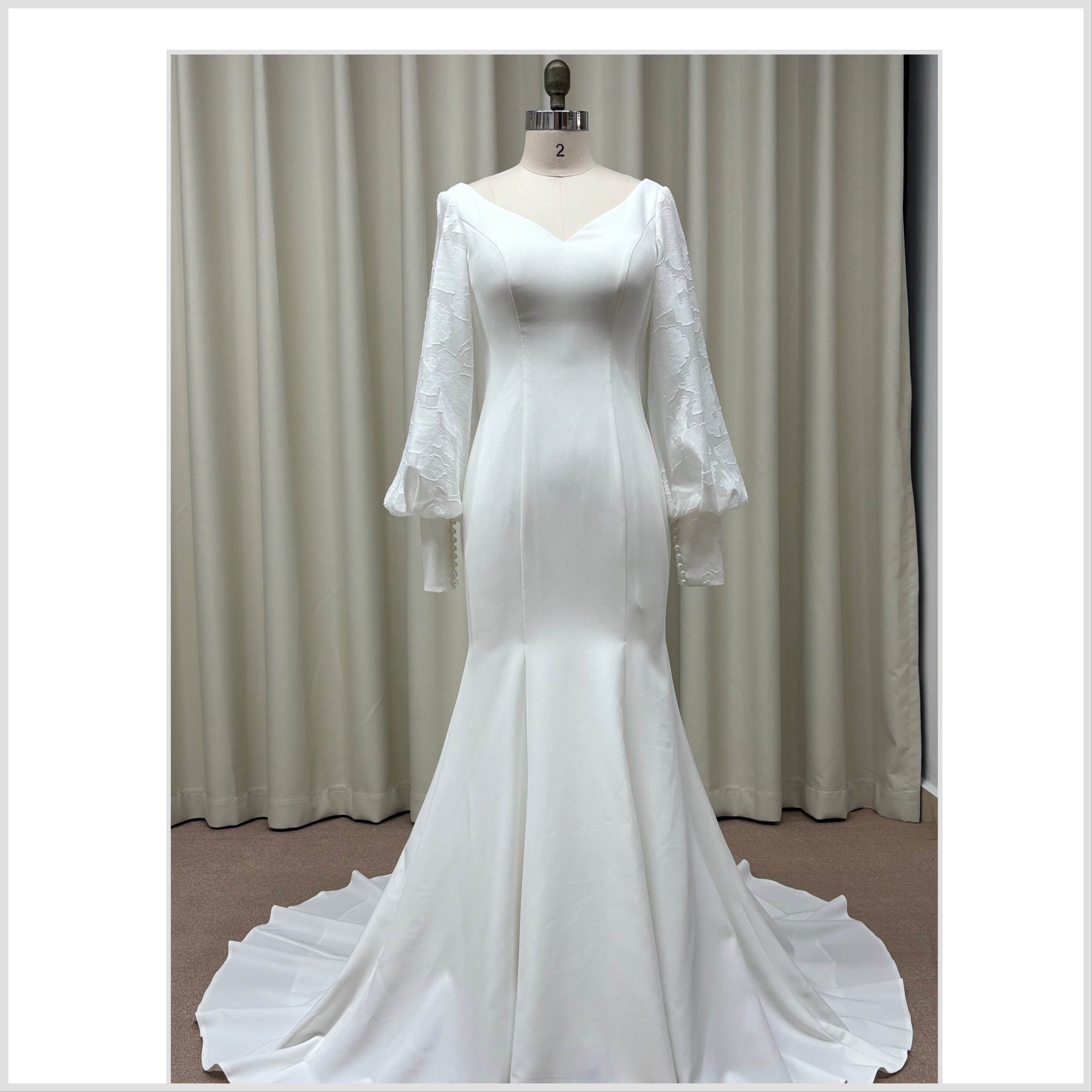 エレガントなマーメイドウェディングドレス - レース袖とサテンのトレーンが魅力的なタイムレスなデザイン