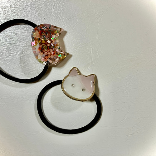 レジンヘアゴム、メタルリングとパールの仲良し猫ちゃん
