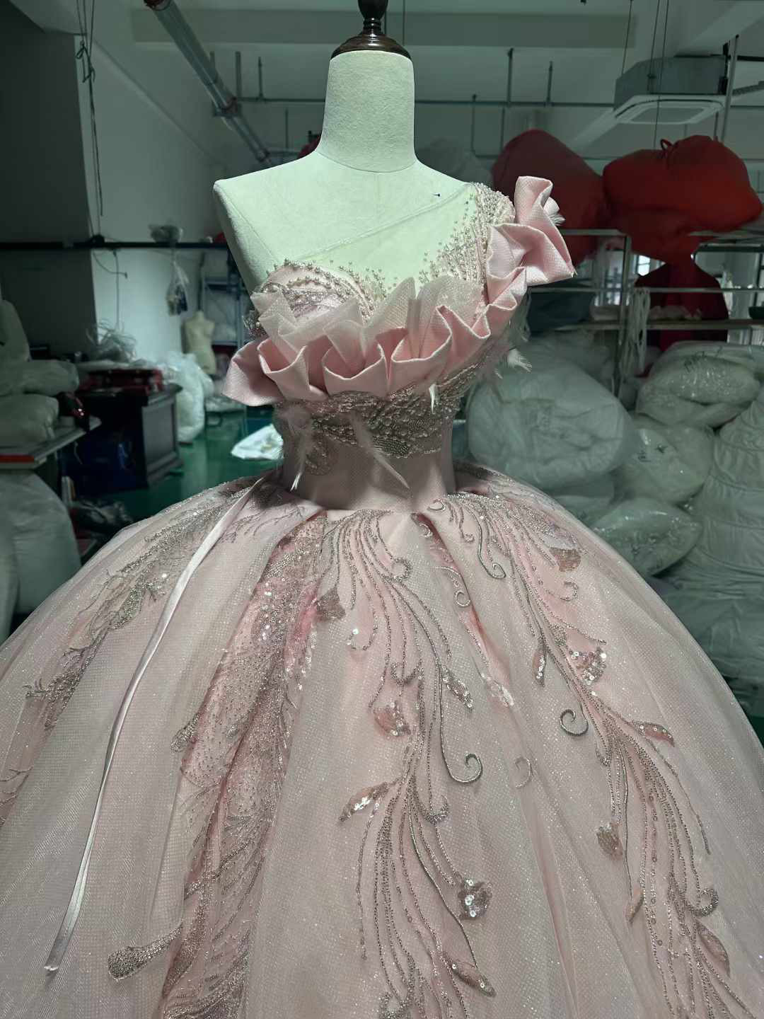 WEB限定！可愛いピンク　ワンショルダー　胸フリル　新作　カラードレス　フェザーお色直し　紅色ホワイト　非対称チュール