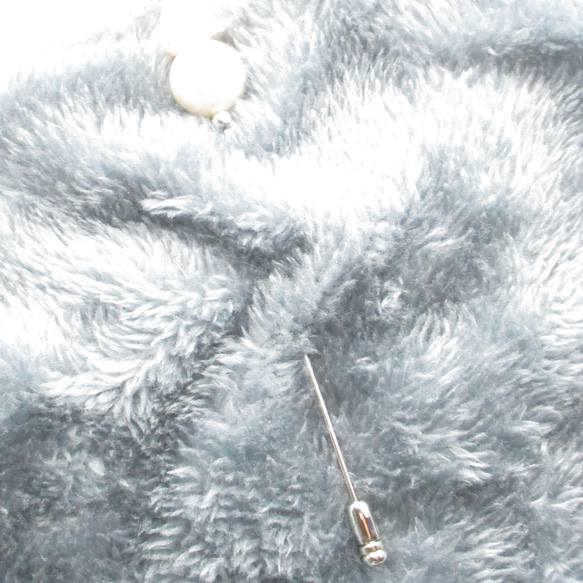 ムーンストーンが降る夜明け前から、せっせと作った雪だるまは、なぜか人懐っこい♪<ピンブローチ>AP068 2枚目の画像